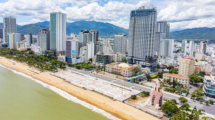 Vista aerea de la playa y el skyline de Nha Trang, Vietnam