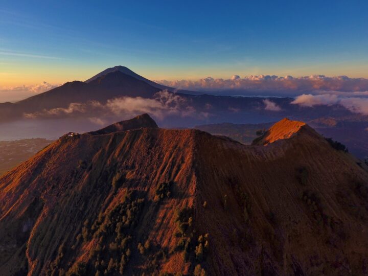 Vista aerea de dron del Monte Batur