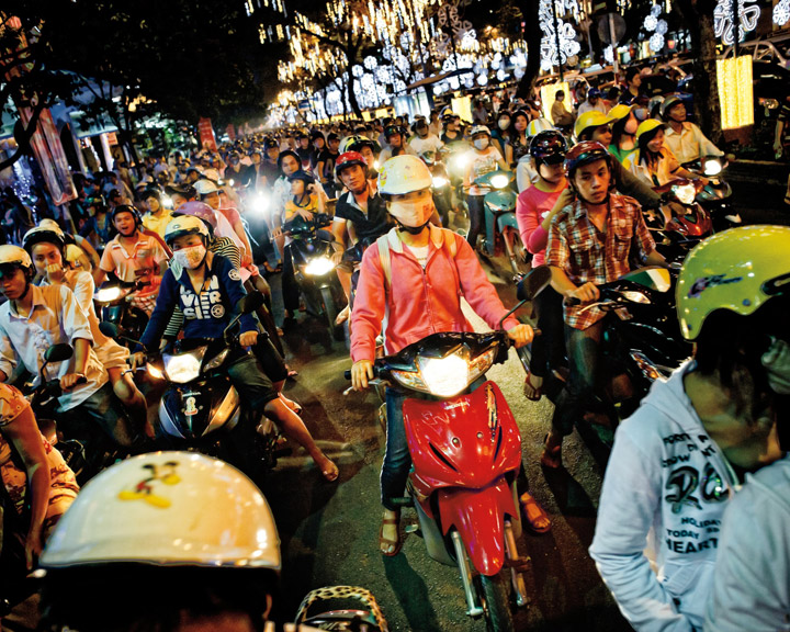 Trafico nocturno en Ho Chi Minh City (Saigon)