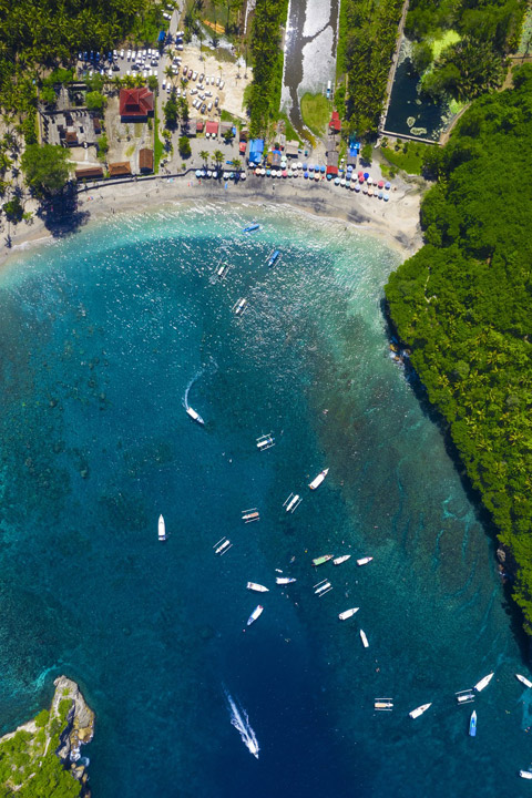 Vista aerea de Crystal Bay Beach en Nusa Penida