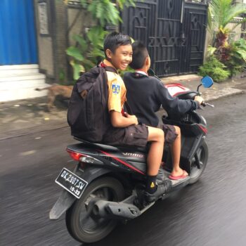 Niños en moto en Bali