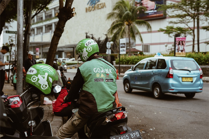 Taxistas de Gojek y Bluebird en Bali, Indonesia