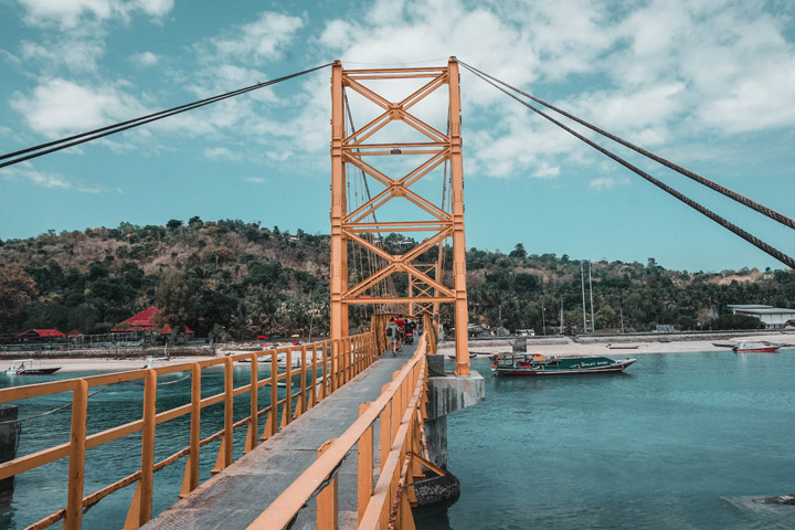 Puente amarillo en Nusa Lembongan y Nusa Ceningan