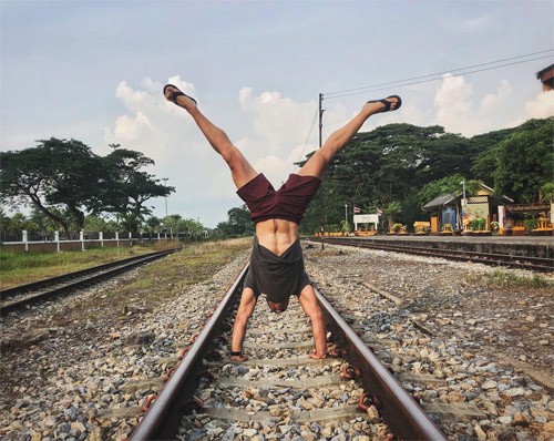 Haciendo el pino sobre las víajes del tren de Trang.