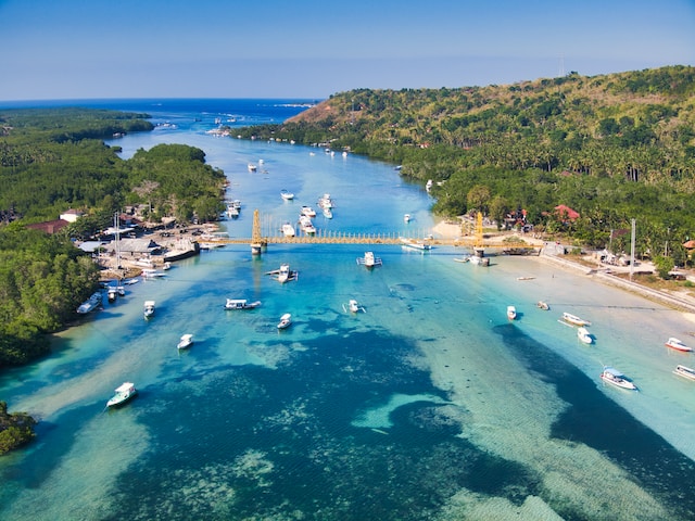 Puente amarillo entre Nusa Lembongan y Nusa Ceningan