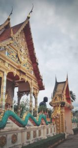 Templo Wat Kaew Manee Si Mahathat en Phang Nga, Tailandia