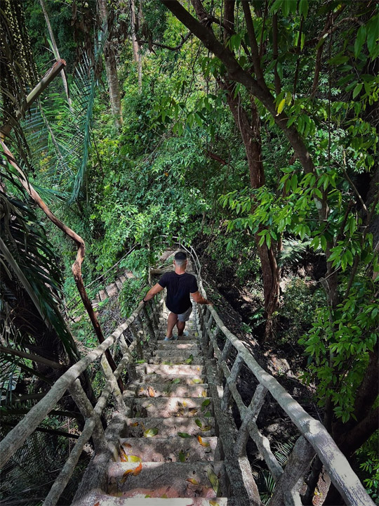 Escaleras del templo Wat Thamtapan, Phang Nga. Tailandia